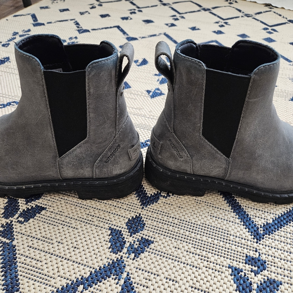 Sorel Chelsea Waterproof Boot - Picture 9 of 12